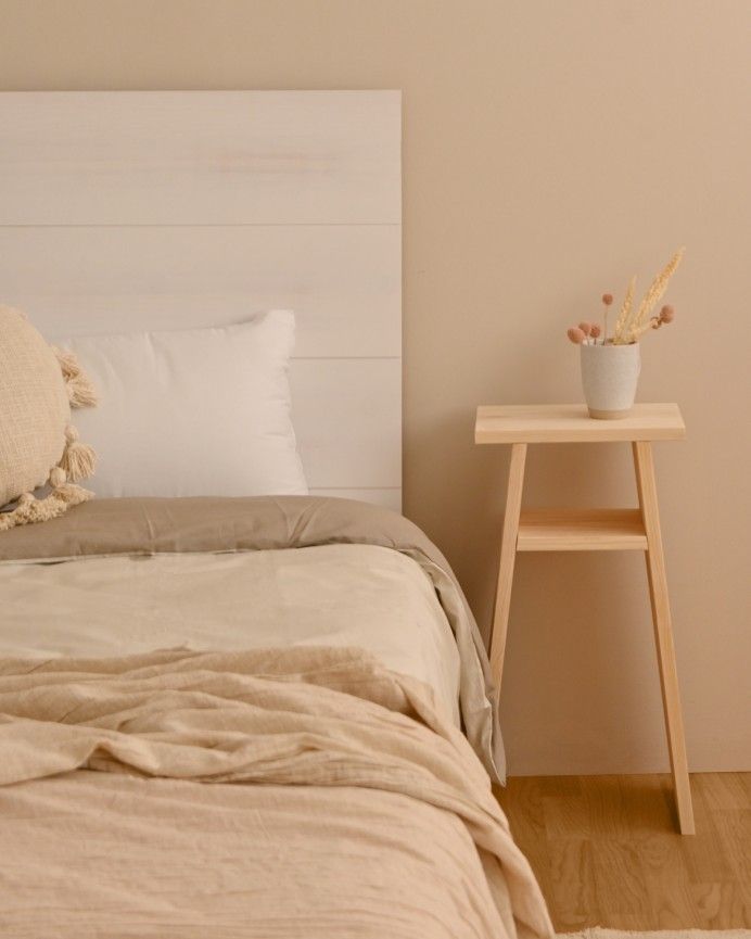 Urko - Mesita elaborada con madera maciza en tono natural 60x20cm