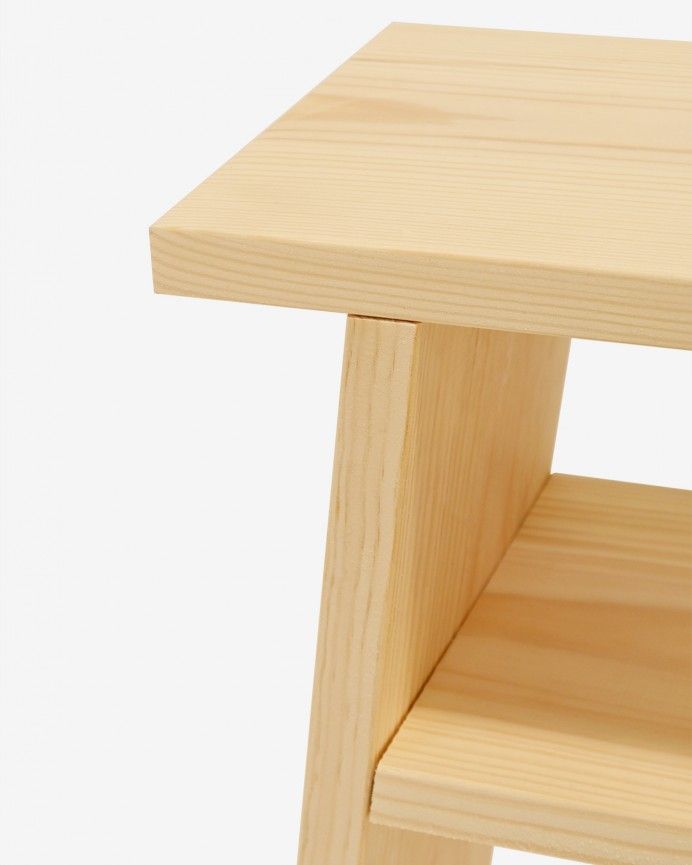 Urko - Mesita elaborada con madera maciza en tono natural 60x20cm