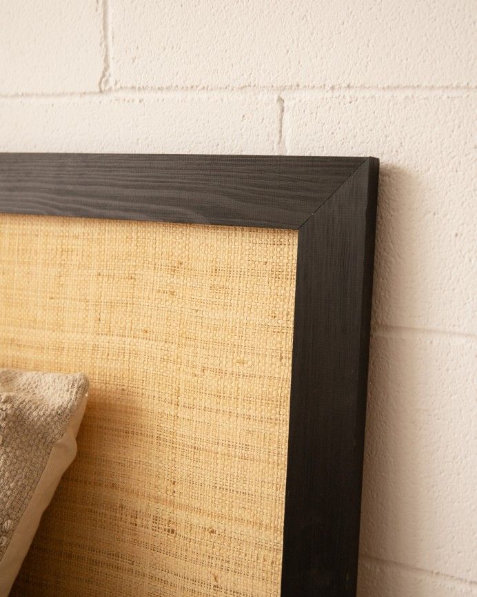 Álquezar - Cabecero de madera maciza y rafia en tono negro de varias medidas