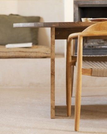 Calella - Mesa de comedor de madera maciza en tono roble oscuro de varias medidas