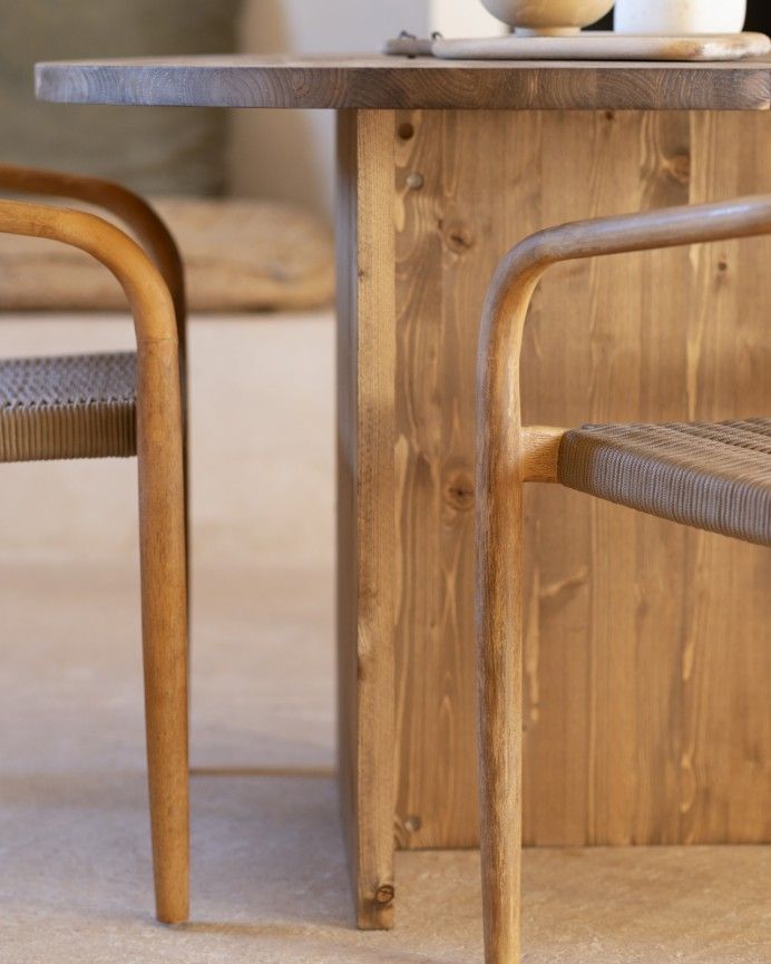 Calella - Mesa de comedor de madera maciza en tono roble oscuro de 100cm