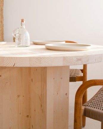 Bisbal - Mesa de comedor redonda de madera maciza en tono natural de Ø110