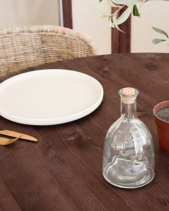 Bisbal - Mesa de comedor redonda de madera maciza en tono nogal de Ø110