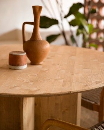 Jávea - Mesa de comedor redonda de madera maciza en tono roble medio de 110cm