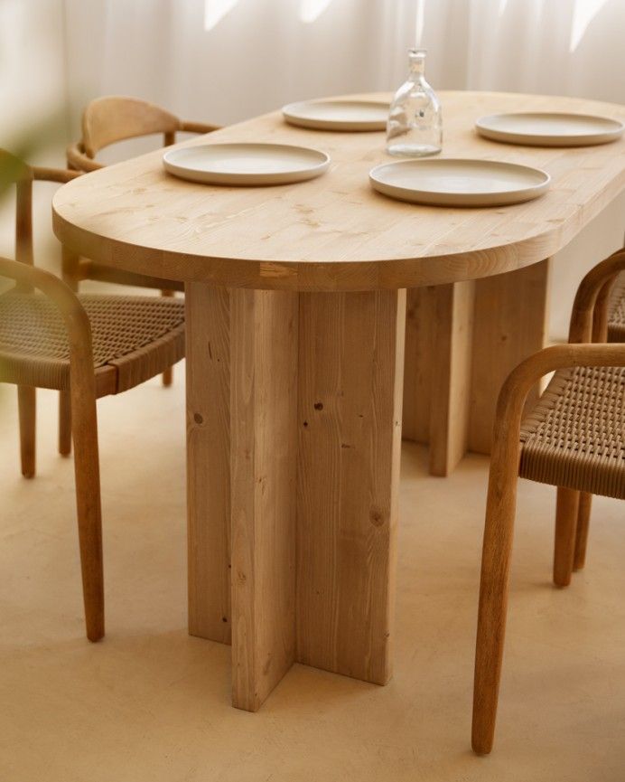 Bisbal - Mesa de comedor de madera maciza ovalada en tono roble medio de varias medidas