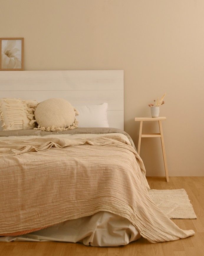 Urko - Mesita elaborada con madera maciza en tono natural 60x20cm