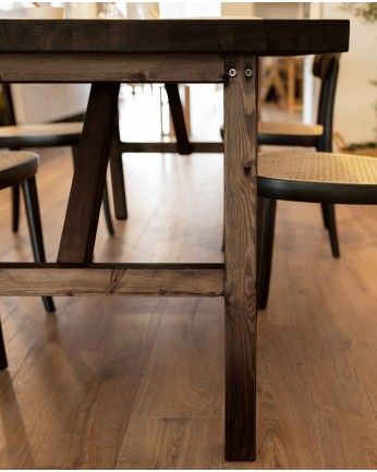 Mónaco - Mesa de comedor de madera maciza en tono nogal de varias medidas