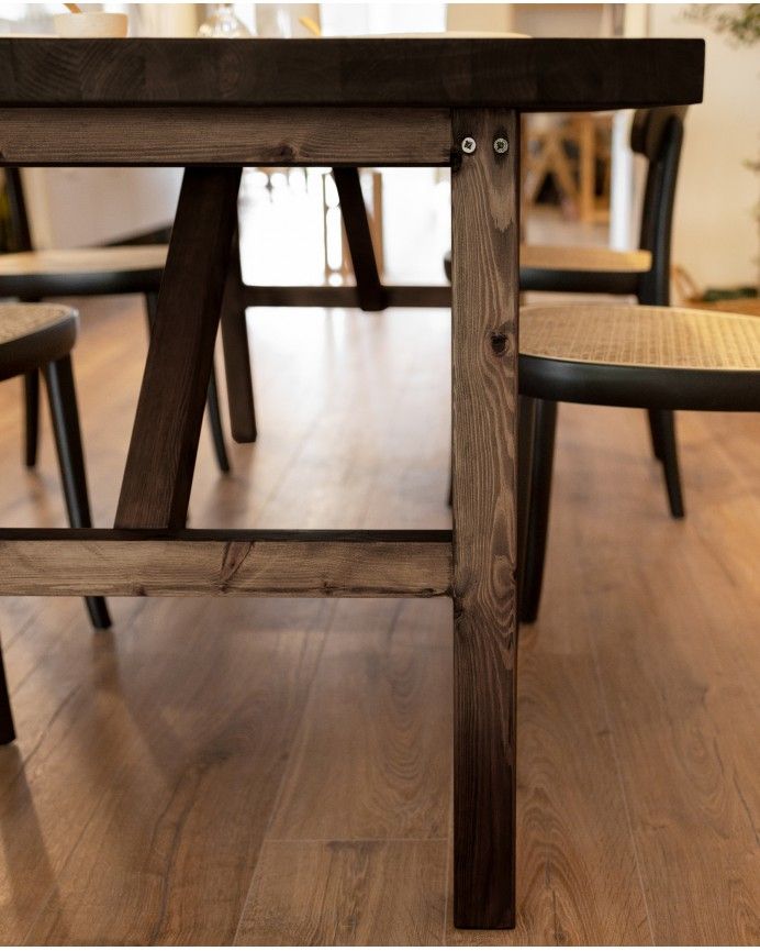 Mónaco - Mesa de comedor de madera maciza en tono nogal de varias medidas