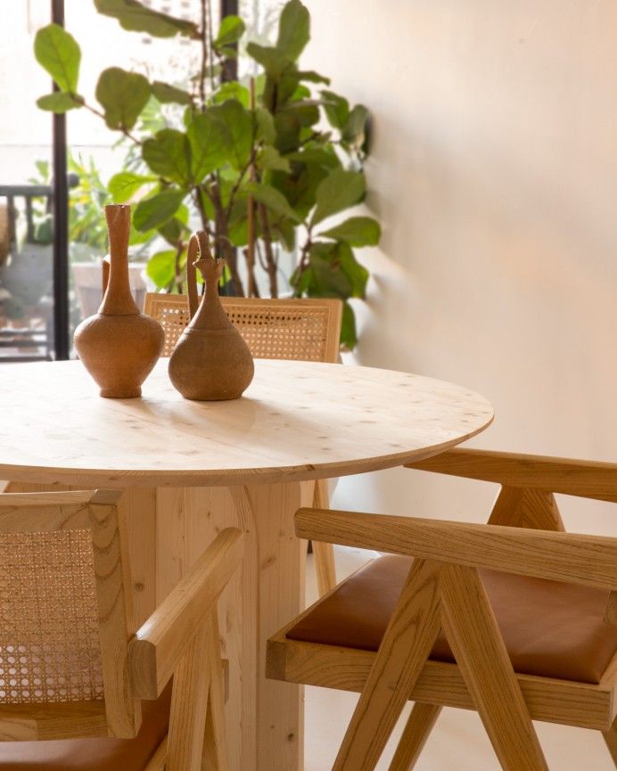 Jávea - Mesa de comedor redonda de madera maciza en tono natural de 110cm