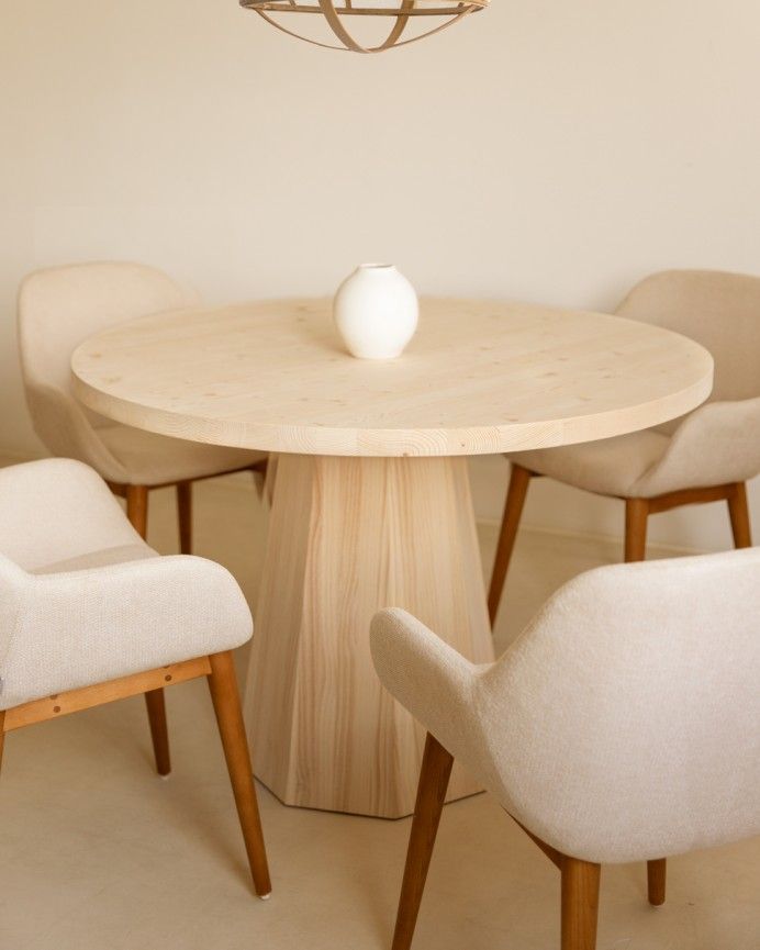 Almuñécar - Mesa de comedor redonda de madera maciza en tono natural de Ø115