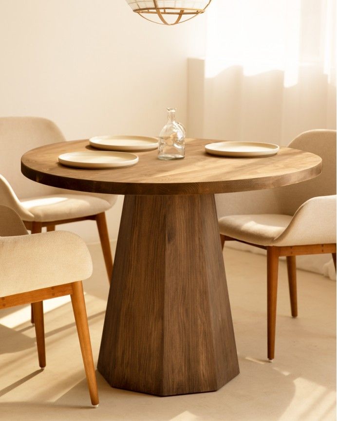 Almuñécar - Mesa de comedor redonda de madera maciza en tono roble oscuro de Ø115