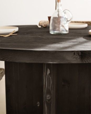 Bisbal - Mesa de comedor redonda de madera maciza en tono negro de Ø110cm