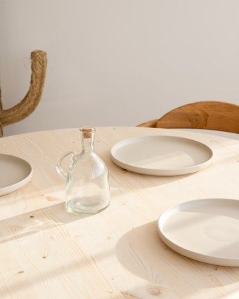 Bisbal - Mesa de comedor redonda de madera maciza en tono natural de Ø110