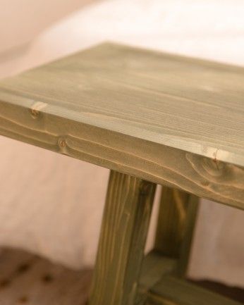 Gandía - Banqueta de madera maciza en tono verde de 100x50cm