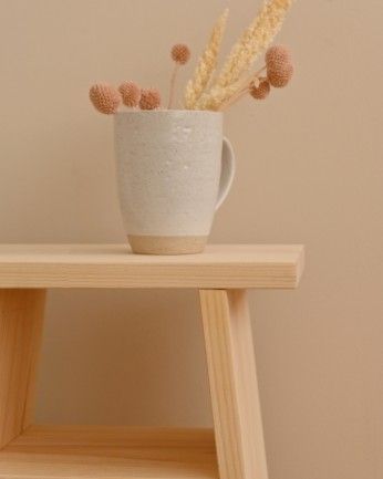 Urko - Mesita elaborada con madera maciza en tono natural 60x20cm