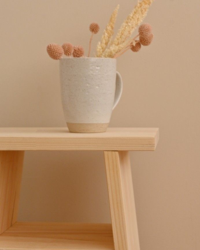 Urko - Mesita elaborada con madera maciza en tono natural 60x20cm