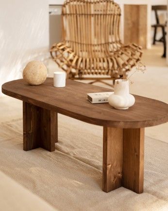 Bisbal - Mesa de centro de madera maciza en tono nogal de de 120x40cm