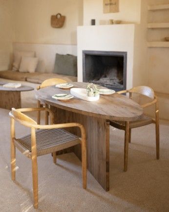 Calella - Mesa de comedor de madera maciza en tono roble oscuro de 140cm