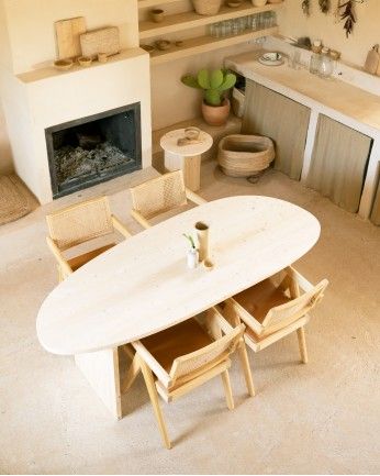 Calella - Mesa de comedor de madera maciza en tono natural de varias medidas