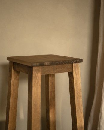 Ion - Taburete de madera maciza de pino en tono roble oscuro de 95cm