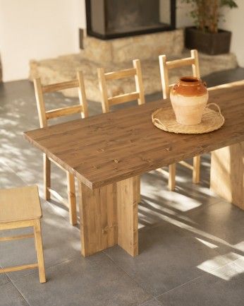 Denia - Mesa de comedor de madera maciza en tono roble oscuro de varias medidas