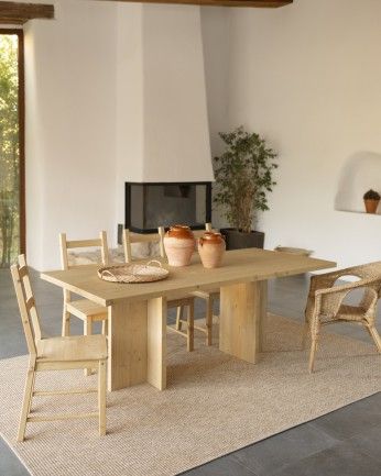 Denia - Mesa de comedor de madera maciza en tono roble medio de varias medidas