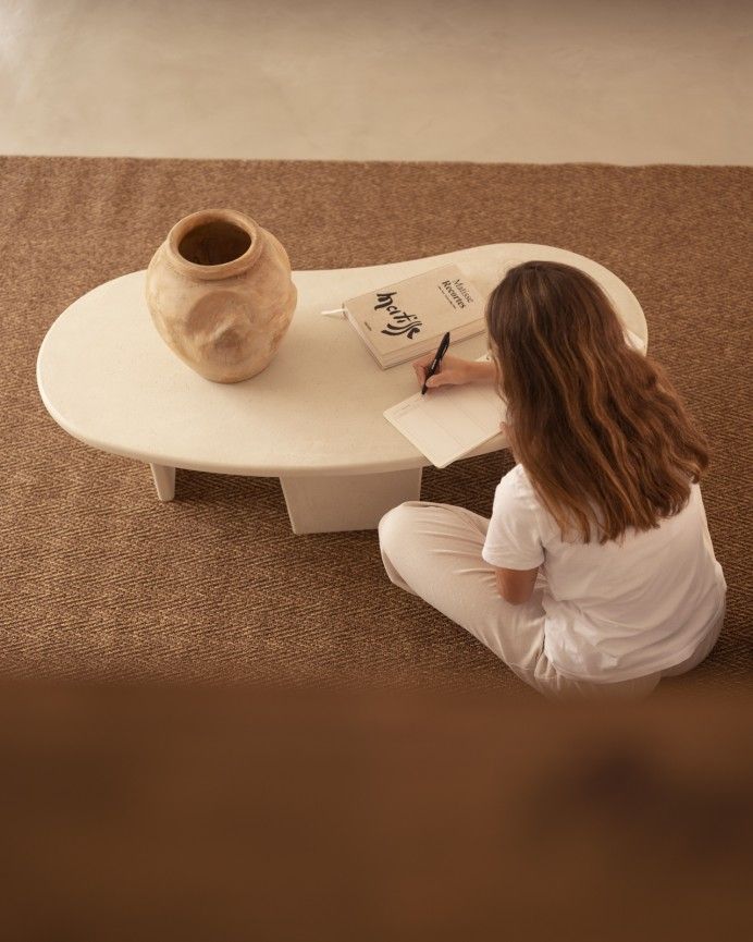 Haruto - Mesa de centro de microcemento de formas orgánicas con tres patas tono blanco roto de 120cm