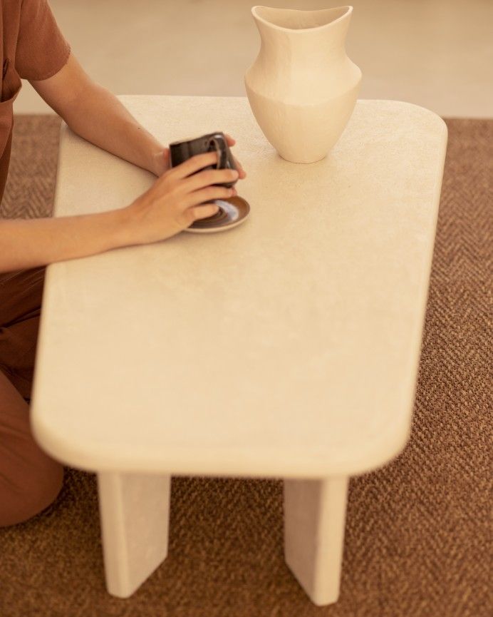 Haruto - Mesa de centro de microcemento con tres patas tono blanco roto de 100cm