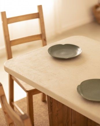 Haruto - Mesa de comedor de microcemento tono blanco roto con patas de madera tono roble oscuro de varias medidas