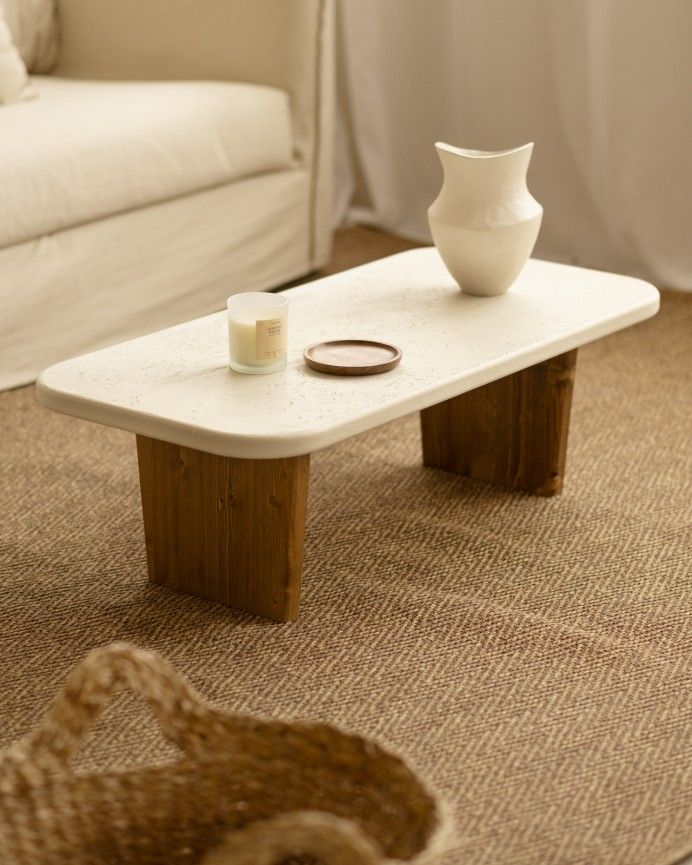 Haruto - Mesa de centro de microcemento con dos patas de madera tono roble oscuro de 95cm