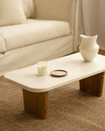 Haruto - Mesa de centro de microcemento con dos patas de madera tono roble oscuro de 95cm