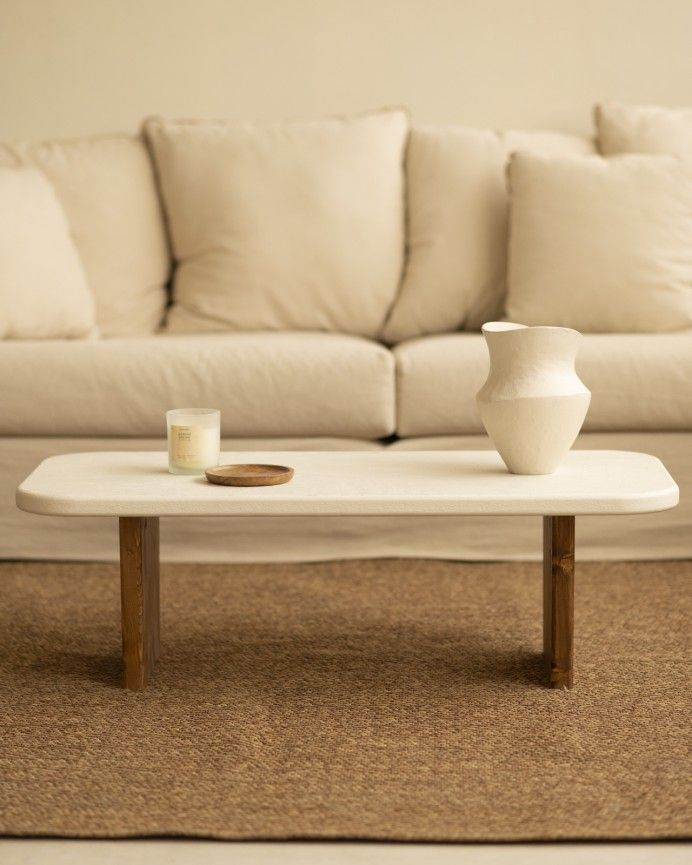 Haruto - Mesa de centro de microcemento con dos patas de madera tono roble oscuro de 95cm