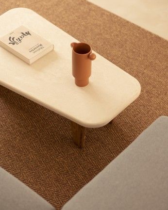 Haruto - Mesa de centro de microcemento con tres patas de madera tono roble oscuro de 100cm