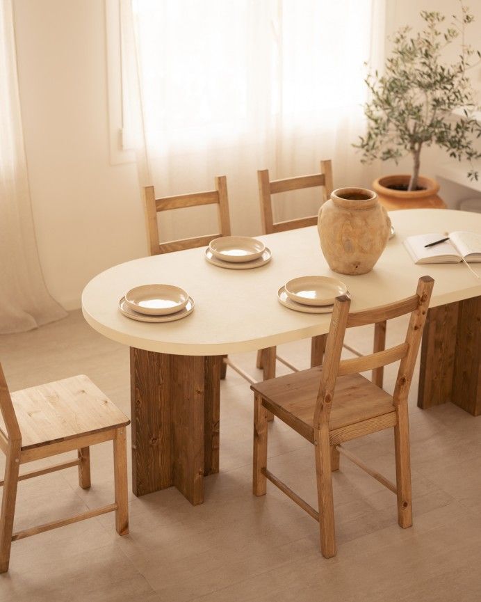 Kyoto - Mesa de comedor ovalada de microcemento en tono blanco roto con patas de madera tono roble oscuro de varias medidas