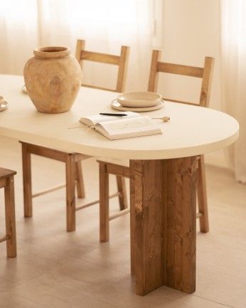 Kyoto - Mesa de comedor ovalada de microcemento en tono blanco roto con patas de madera tono roble oscuro de varias medidas