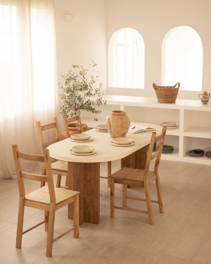 Kyoto - Mesa de comedor ovalada de microcemento en tono blanco roto con patas de madera tono roble oscuro de varias medidas