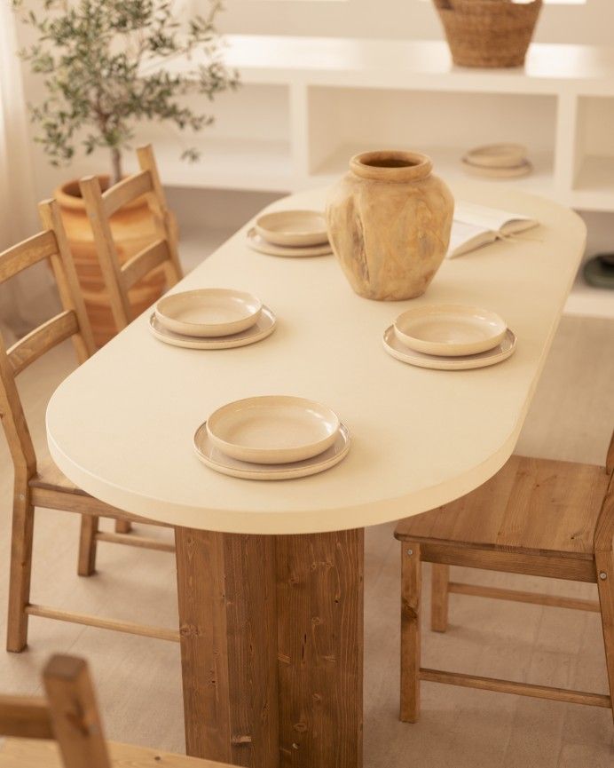 Kyoto - Mesa de comedor ovalada de microcemento en tono blanco roto con patas de madera tono roble oscuro de varias medidas