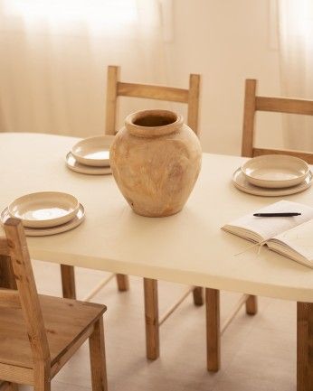 Kyoto - Mesa de comedor ovalada de microcemento en tono blanco roto con patas de madera tono roble oscuro de varias medidas