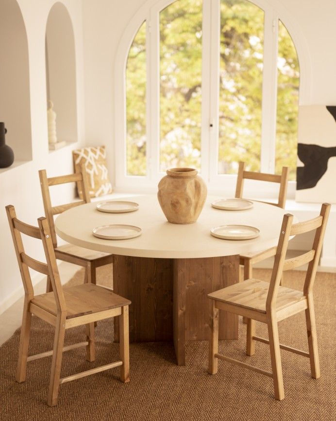 Kyoto - Mesa de comedor redonda de microcemento en tono blanco roto con patas de madera tono roble oscuro en varias medidas