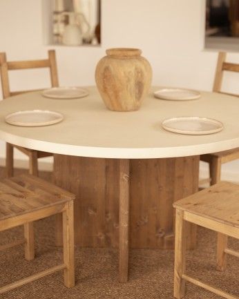 Kyoto - Mesa de comedor redonda de microcemento en tono blanco roto con patas de madera tono roble oscuro en varias medidas