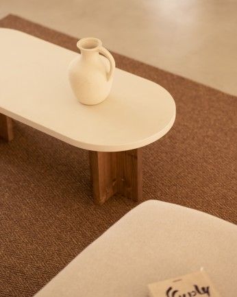 Kyoto - Mesa de centro de microcemento en tono blanco roto con patas de madera tono roble oscuro de 120x40cm