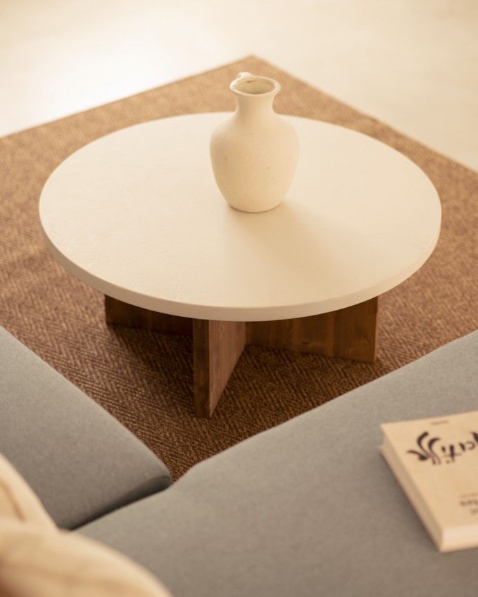 Kyoto - Mesa de centro redonda de microcemento en tono blanco roto con patas de madera roble oscuro de varias medidas 