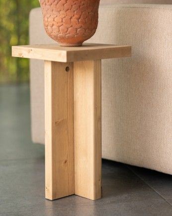 Denia - Mesa auxiliar de madera maciza en tono roble medio de 25x25cm