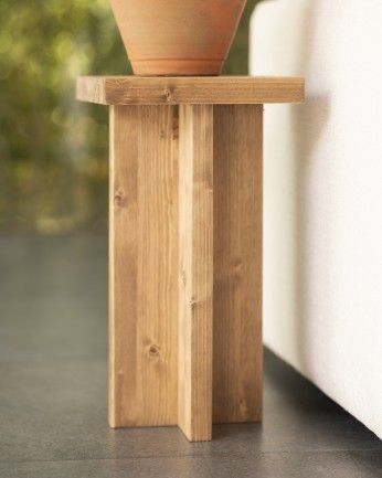 Denia - Mesa auxiliar de madera maciza en tono roble oscuro de 25x25cm