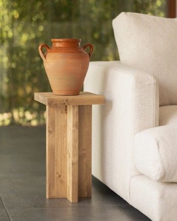 Denia - Mesa auxiliar de madera maciza en tono roble oscuro de 25x25cm