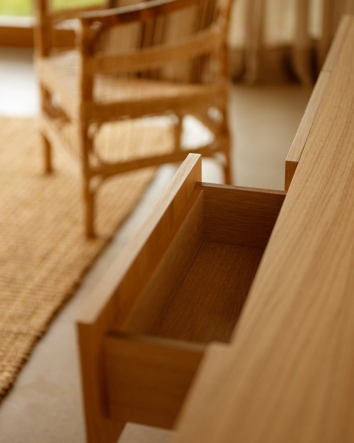 Aarón - Aparador con 4 cajones de madera de chapa de roble natural de 176x40cm