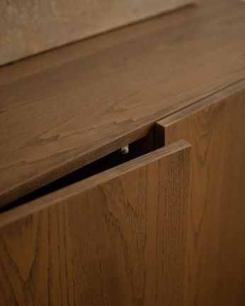 Arena - Aparador con 3 puertas de madera de chapa de fresno natural en tono avellana de 160x40cm
