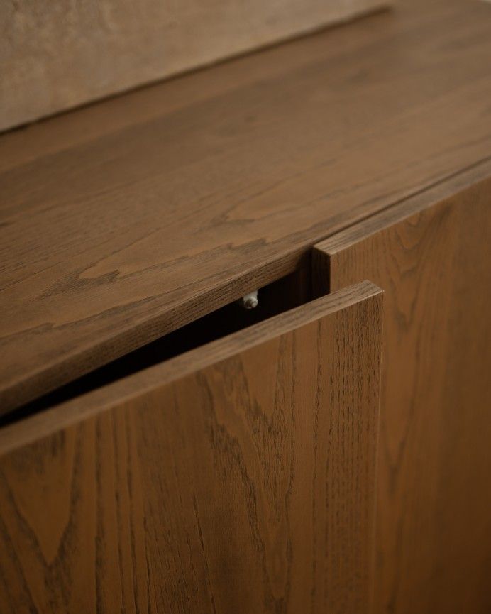 Arena - Aparador con 3 puertas de madera de chapa de fresno natural en tono avellana de 160x40cm