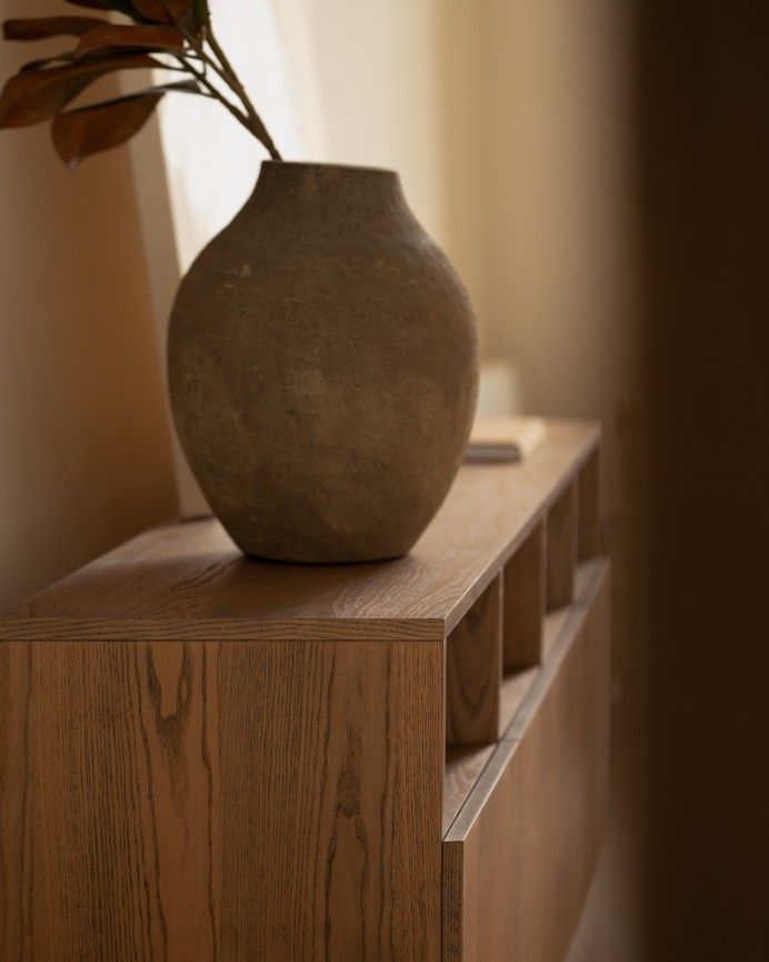 Arena - Aparador con 4 puertas de madera de chapa de fresno natural en tono avellana de 176x40cm