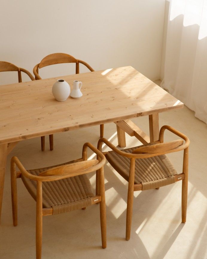 Mónaco - Mesa de comedor barnizada de madera maciza en tono roble medio de varias medidas